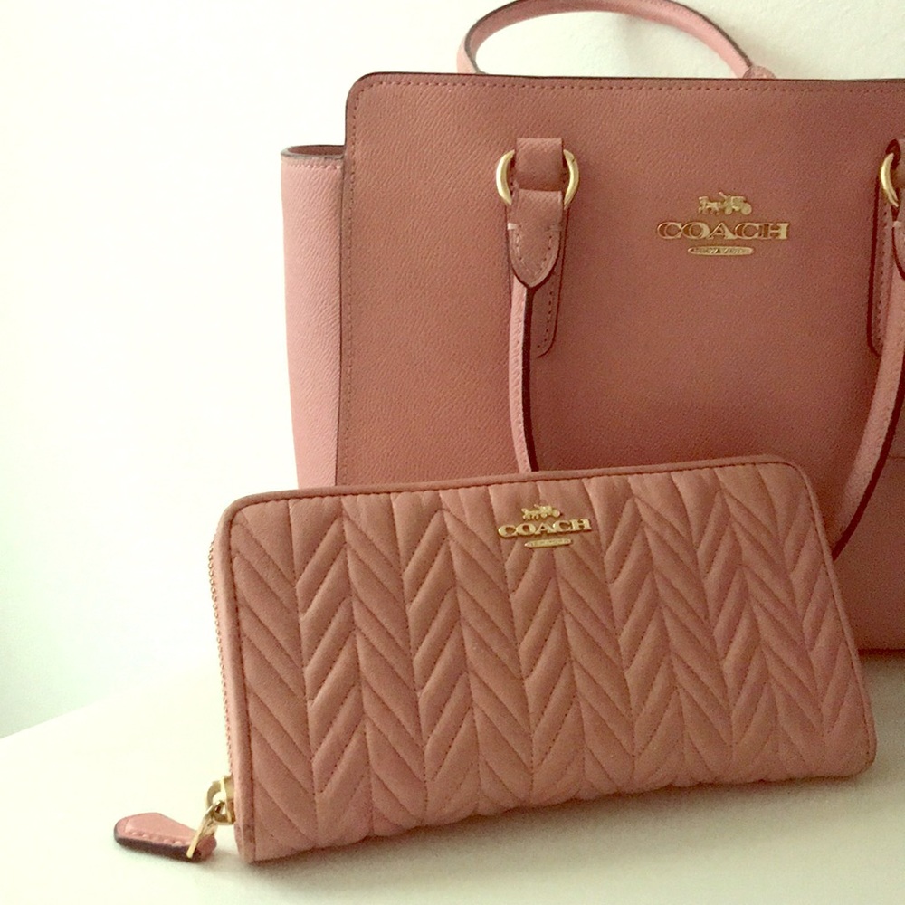 Pretty in pink Coach WALLET